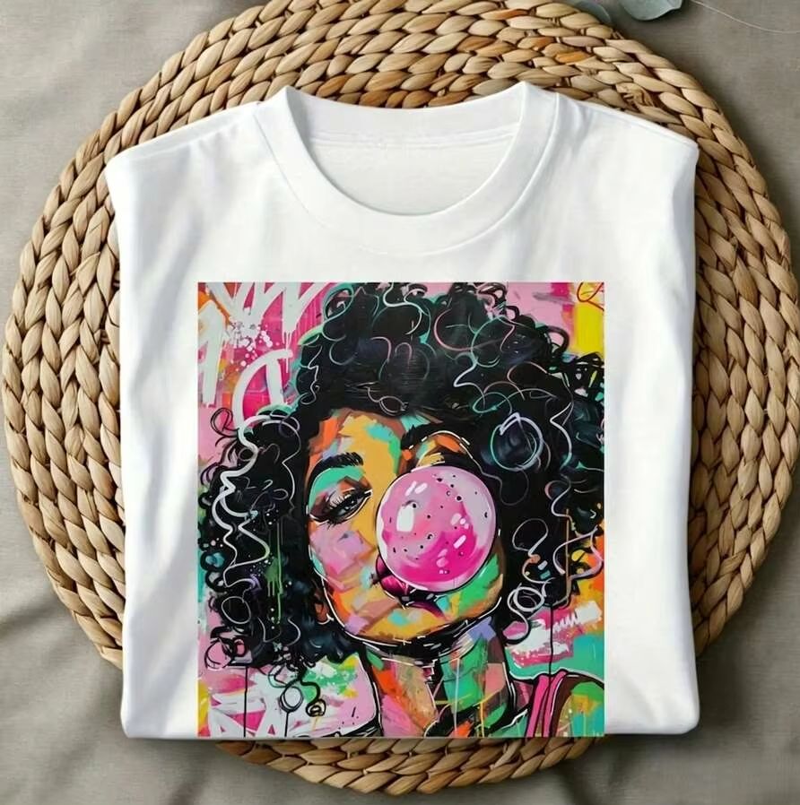 Street Fashion Trend 2025 - Funky Weekend Vibes Pop-Art-Print mit lockigem