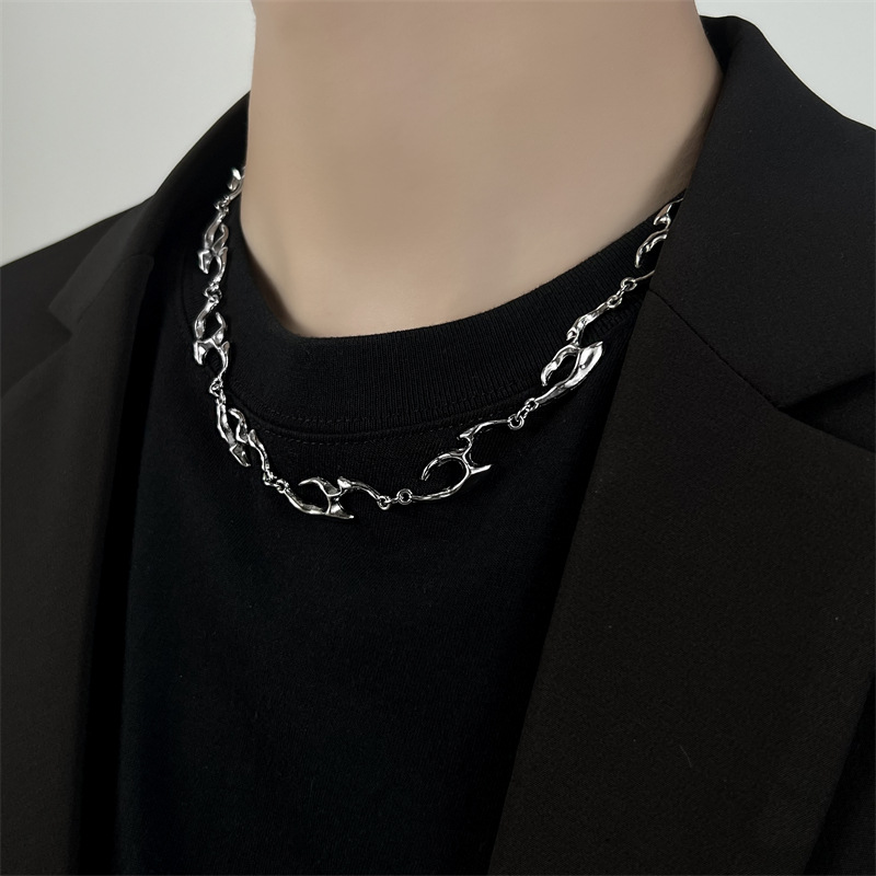 Unregelmäßig geformte Metall-H – Street Fashion Trend 2025 Bewertung und Preis